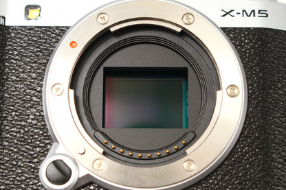 X-M5 シルバー + 15-45 レンズキット