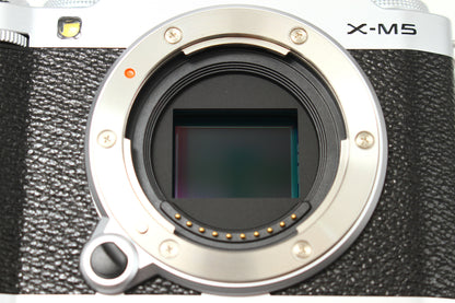 X-M5 シルバー + 15-45 レンズキット