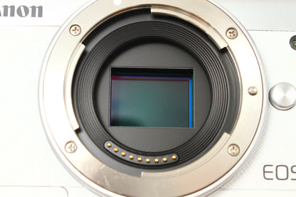EOS M200 ホワイト Wレンズキット